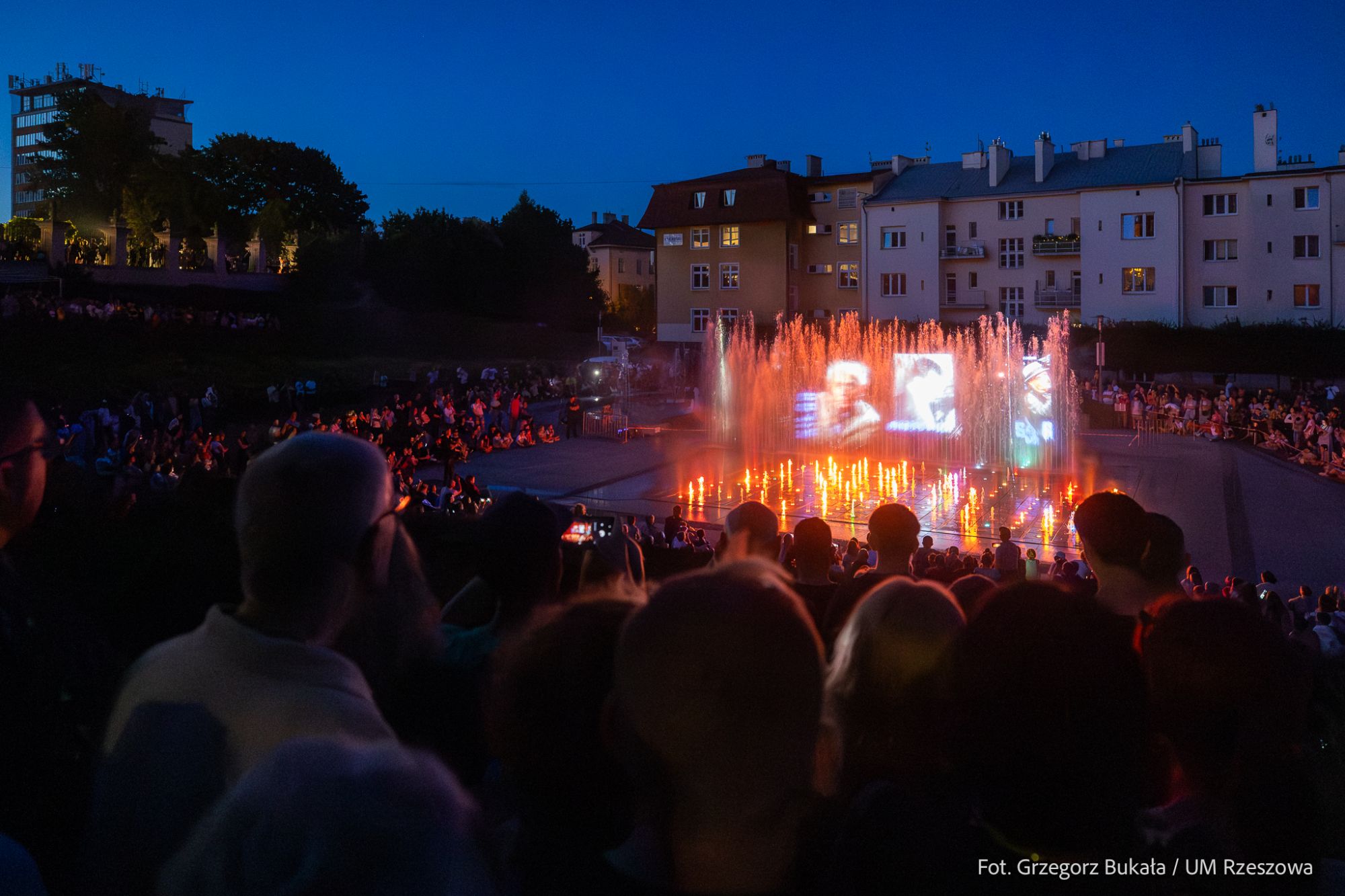 zdjęcie z pokazu fontanny multimedialnej w Rzeszowie, fot. Grzegorz Bukała, Urząd Miasta Rzeszowa